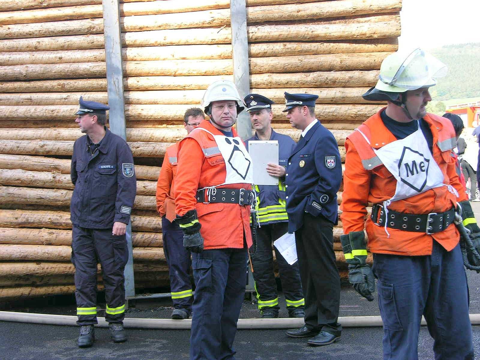 Seit 1991 wird im Hochsauerlandkreis der Leistungsnachweis der Feuerwehren nach den Richtlinien des Feuerwehrverbandes durchgeführt. Die Löschgruppe Berge der Freiwilligen Feuerwehr Meschede war am Samstag Ausrichter dieser fast schon traditionellen mittlerweile 21. Veranstaltung.