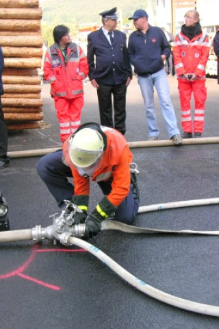 Seit 1991 wird im Hochsauerlandkreis der Leistungsnachweis der Feuerwehren nach den Richtlinien des Feuerwehrverbandes durchgeführt. Die Löschgruppe Berge der Freiwilligen Feuerwehr Meschede war am Samstag Ausrichter dieser fast schon traditionellen mittlerweile 21. Veranstaltung.