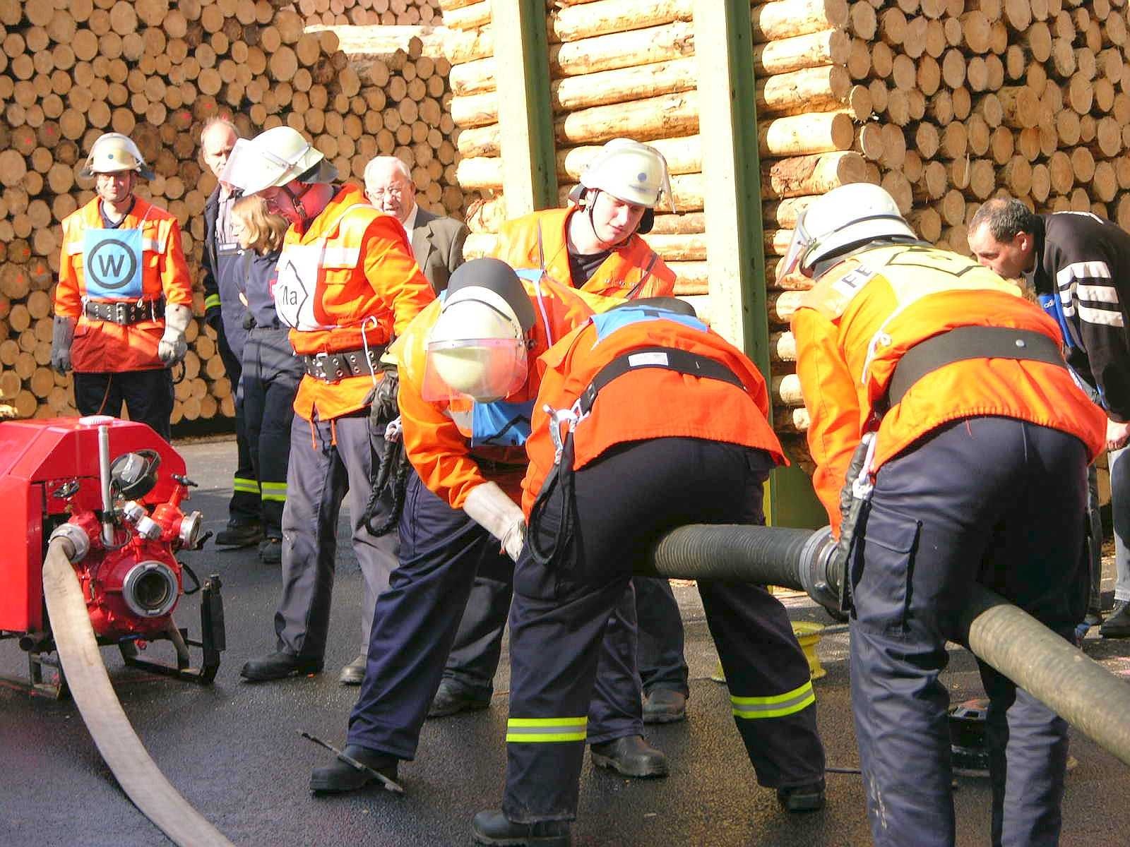 Seit 1991 wird im Hochsauerlandkreis der Leistungsnachweis der Feuerwehren nach den Richtlinien des Feuerwehrverbandes durchgeführt. Die Löschgruppe Berge der Freiwilligen Feuerwehr Meschede war am Samstag Ausrichter dieser fast schon traditionellen mittlerweile 21. Veranstaltung.