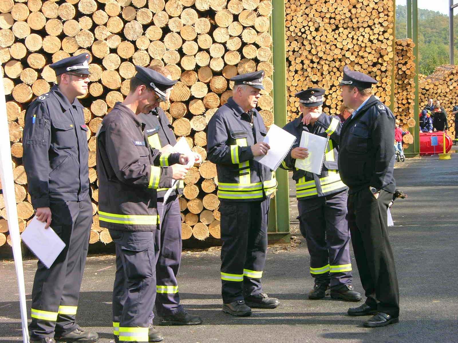 Seit 1991 wird im Hochsauerlandkreis der Leistungsnachweis der Feuerwehren nach den Richtlinien des Feuerwehrverbandes durchgeführt. Die Löschgruppe Berge der Freiwilligen Feuerwehr Meschede war am Samstag Ausrichter dieser fast schon traditionellen mittlerweile 21. Veranstaltung.