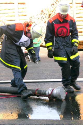 Seit 1991 wird im Hochsauerlandkreis der Leistungsnachweis der Feuerwehren nach den Richtlinien des Feuerwehrverbandes durchgeführt. Die Löschgruppe Berge der Freiwilligen Feuerwehr Meschede war am Samstag Ausrichter dieser fast schon traditionellen mittlerweile 21. Veranstaltung.