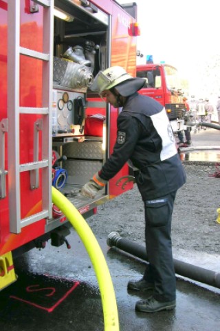 Seit 1991 wird im Hochsauerlandkreis der Leistungsnachweis der Feuerwehren nach den Richtlinien des Feuerwehrverbandes durchgeführt. Die Löschgruppe Berge der Freiwilligen Feuerwehr Meschede war am Samstag Ausrichter dieser fast schon traditionellen mittlerweile 21. Veranstaltung.