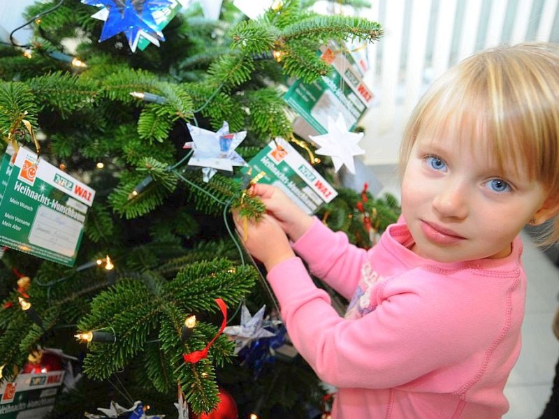 Am Freitag,den 18.11.2011Wunsch-Weihnachtsbaum in MoersAktion:Kindergarten :Städtische  Einrichtung für Kinder ,Orchideenstraße  in Kapellen,schmücken den Wunschweihnachtabaum  in der Versicherungsagentur  Continentale Pauels inn Kapellen.Foto: Gisela Weißkopf / WAZFotoPool