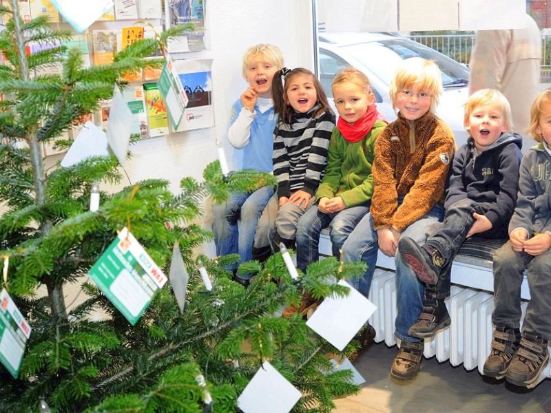 Am freitag,den 18.11.2011Aktion:Wunsch-Weihnachtsbaum kath.Kindergarten  St.Josef am Kastell schmücken den Wunsch-Weihnachtsbaum  im Sozialkaufhaus,, Stoffwechsel " in Moers.Foto: Gisela Weißkopf / WAZFotoPool