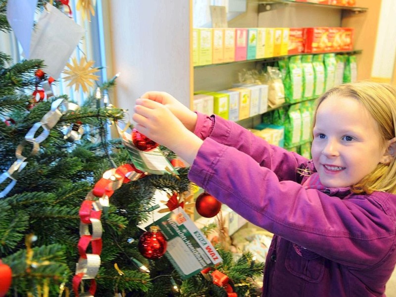 Am  Freitag, den 18.11.2011Aktion:Wunschweihnachtsbaum  Moers der Kindergarten St.Martin  aus Repepelen war zum Schmücken in der Markt-Apotheke in Repelen.Foto: Gisela Weißkopf / WAZFotoPool