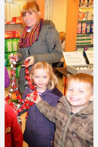 Am  Freitag, den 18.11.2011Aktion:Wunschweihnachtsbaum  Moers der Kindergarten St.Martin  aus Repepelen war zum Schmücken in der Markt-Apotheke in Repelen.Foto: Gisela Weißkopf / WAZFotoPool