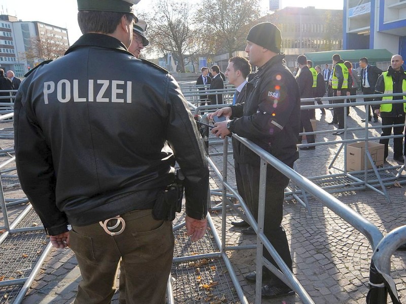 Tausende Mitglieder der vom Verfassungsschutz beobachteten „Föderation der Demokratischen Türkischen Idealistenvereine in Deutschland“, besser bekannt als „Graue Wölfe“, reisten in Essen an. Foto: Remo Bodo Tietz