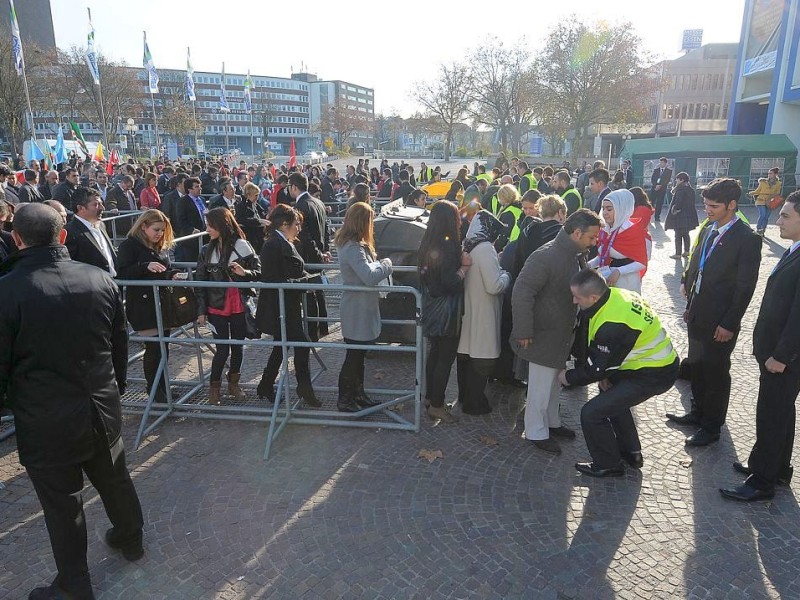 Tausende Mitglieder der vom Verfassungsschutz beobachteten „Föderation der Demokratischen Türkischen Idealistenvereine in Deutschland“, besser bekannt als „Graue Wölfe“, reisten in Essen an. Foto: Remo Bodo Tietz