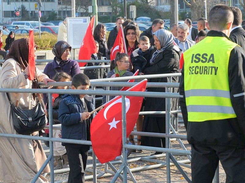 Tausende Mitglieder der vom Verfassungsschutz beobachteten „Föderation der Demokratischen Türkischen Idealistenvereine in Deutschland“, besser bekannt als „Graue Wölfe“, reisten in Essen an. Foto: Remo Bodo Tietz