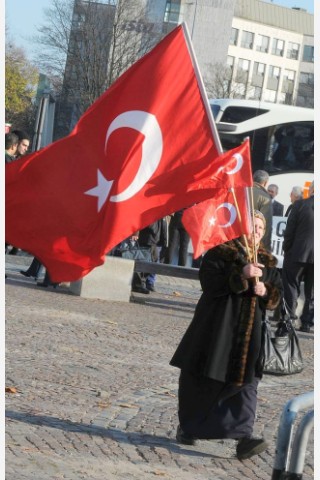 Tausende Mitglieder der vom Verfassungsschutz beobachteten „Föderation der Demokratischen Türkischen Idealistenvereine in Deutschland“, besser bekannt als „Graue Wölfe“, reisten in Essen an. Foto: Remo Bodo Tietz