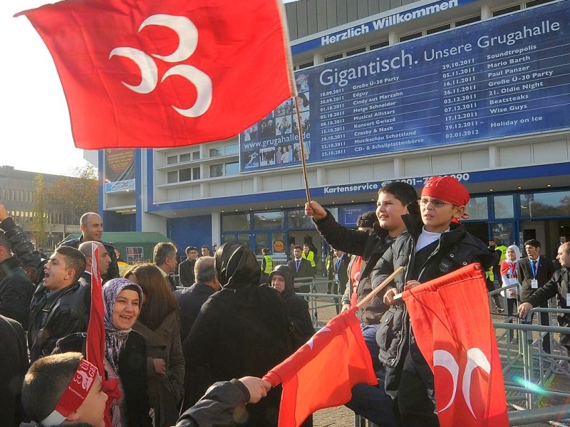 Tausende Mitglieder der vom Verfassungsschutz beobachteten „Föderation der Demokratischen Türkischen Idealistenvereine in Deutschland“, besser bekannt als „Graue Wölfe“, reisten in Essen an. Foto: Remo Bodo Tietz