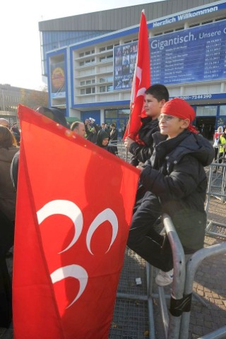 Tausende Mitglieder der vom Verfassungsschutz beobachteten „Föderation der Demokratischen Türkischen Idealistenvereine in Deutschland“, besser bekannt als „Graue Wölfe“, reisten in Essen an. Foto: Remo Bodo Tietz