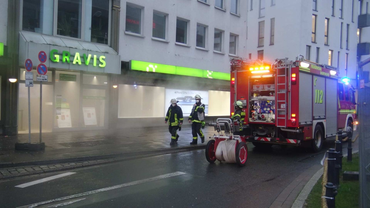 In Dortmund qualmte es plötzlich aus einem Elektrogeschäft. 