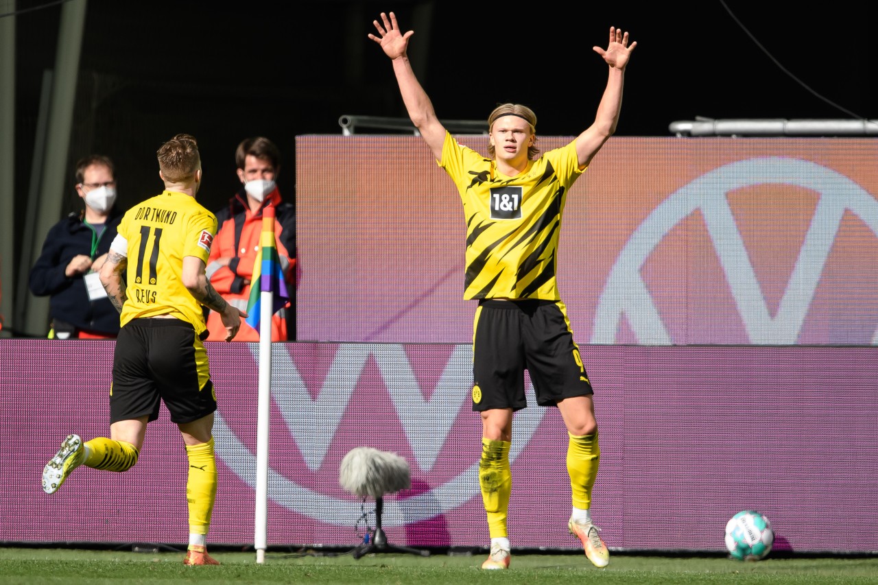 Erst beim Torjubel hatte Marco Reus (l.) Erling Haaland wieder eingeholt.