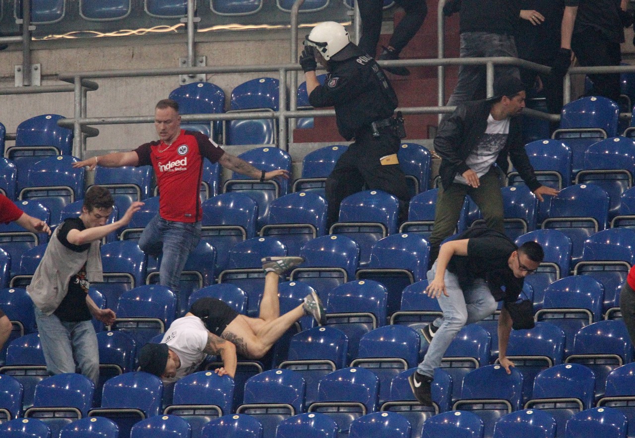 Die randalierenden Fans von Schalke und Frankfurt flogen quer über die Tribüne.