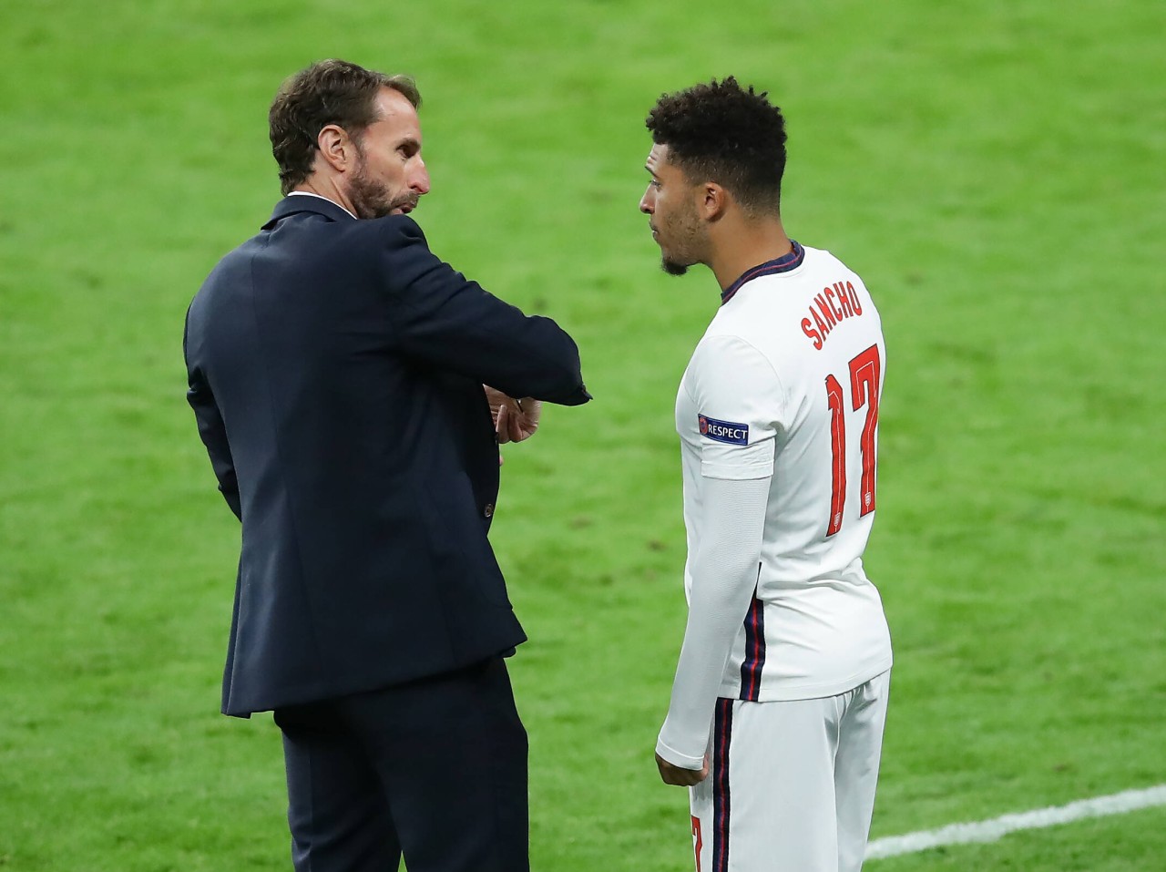 Jadon Sancho dürfte mit seiner Rolle unter Gareth Southgate (l.) alles andere als zufrieden sein.