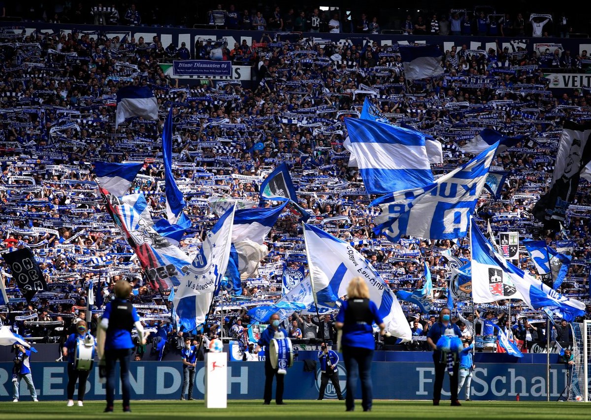 schalke-fans-training.jpg