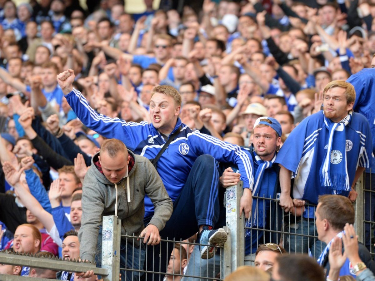 schalke-fans-wut-sauer.jpg