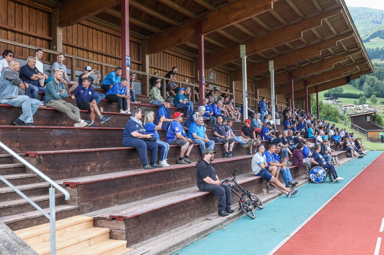 Wer nicht extra nach Österreich reisen will, kann Schalke auch in TV und Livestream sehen.