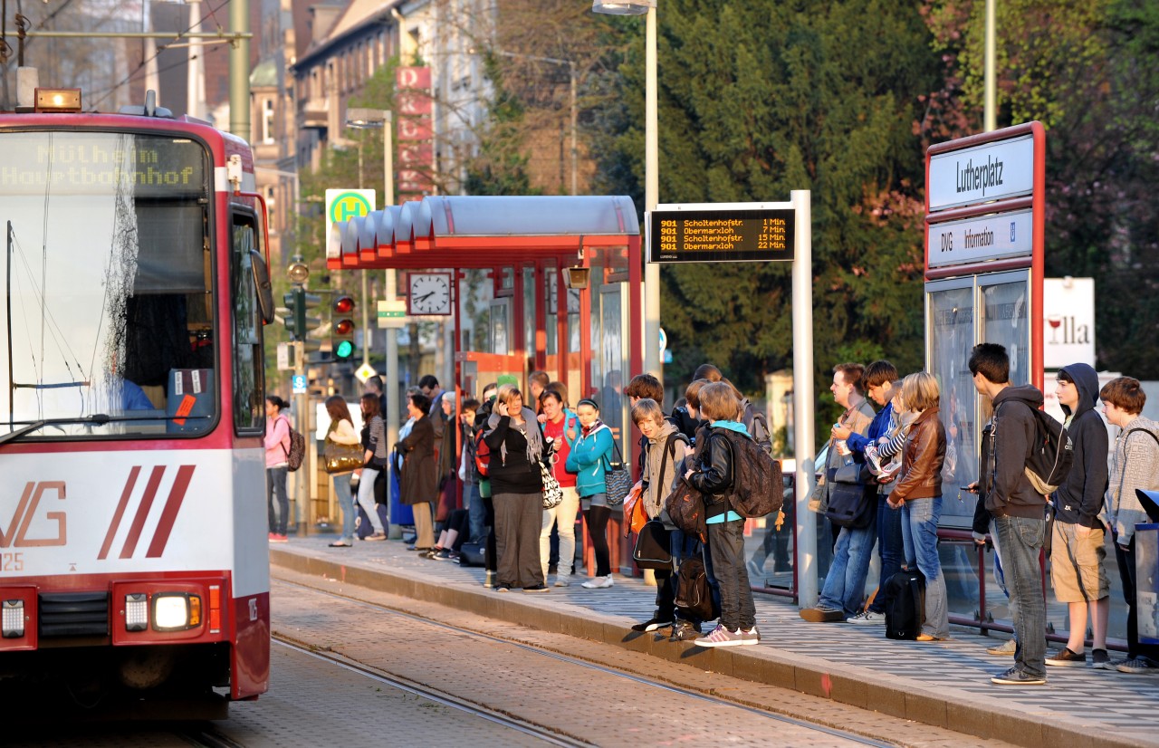 Zur Rush Hour wird es rappelvoll in den Bahnen der DVG.