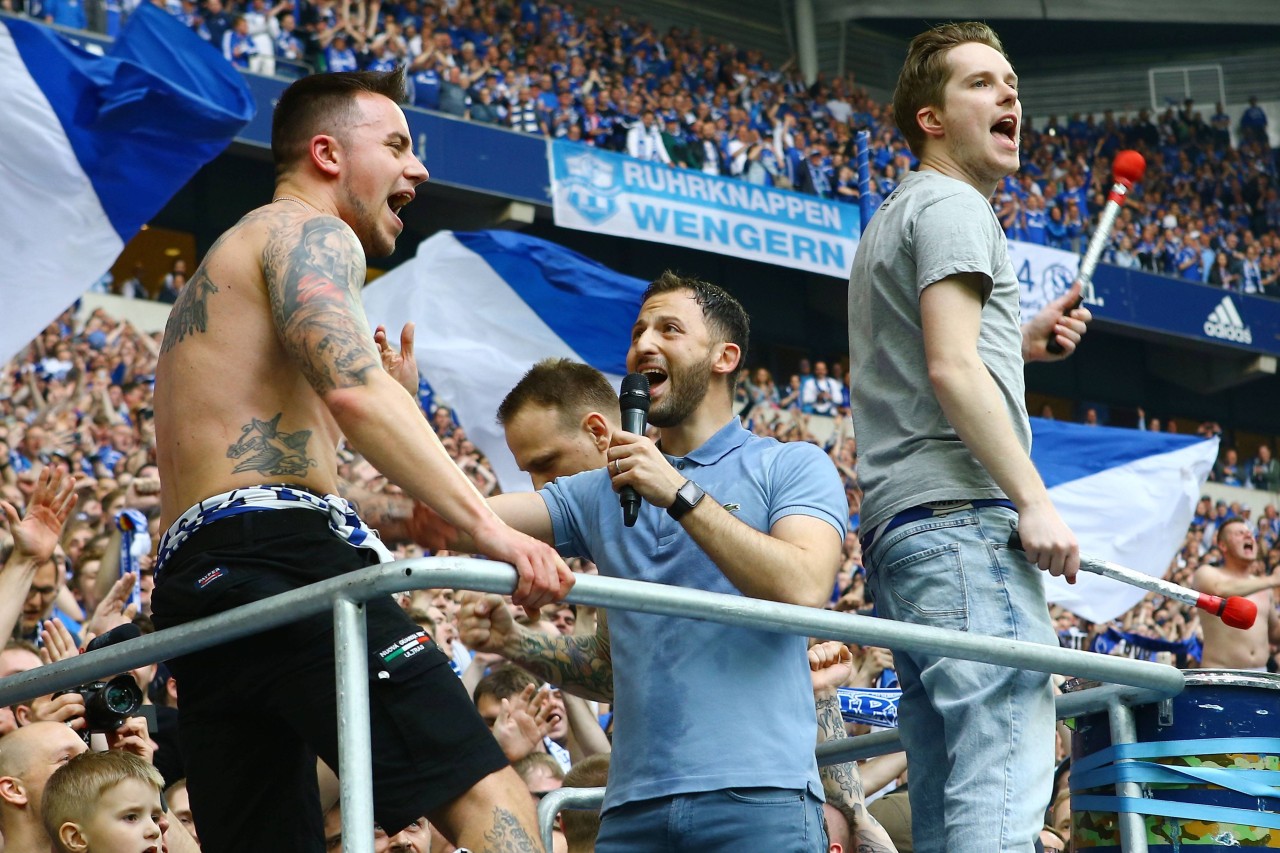 Auf dem Vorsänger-Podest feiert Domenico Tedesco mit der ganzen Nordkruve den Derbysieg gegen Dortmund.