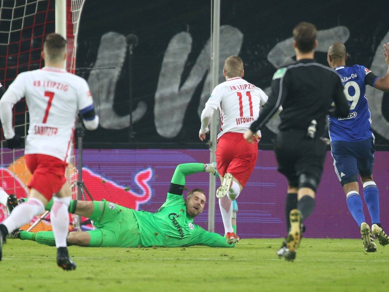 Die Schwalbe des Jahres:
Das Spiel zwischen Schalke und RB Leipzig war im Vorfeld extrem aufgeladen. Sportlich gesehen standen sich am 3. Dezember die Mannschaften der Stunde gegenüber. 
Darüber hinaus brachten die Schalker Fans geschlossen ihre Ablehnung gegenüber dem Leipziger Hauptsponsor zum Ausdruck. Letztlich beeinflusste Timo Werners Schwalbe nach 19 Sekunden den Verlauf der Partie. Das Ergebnis verkam aufgrund der Schwalbe fast zur Randnotiz. Timo Werner musste sich nicht nur aus Schalker Kreisen nach dem Spiel viele Vorwürfe und Spott gefallen lassen. 