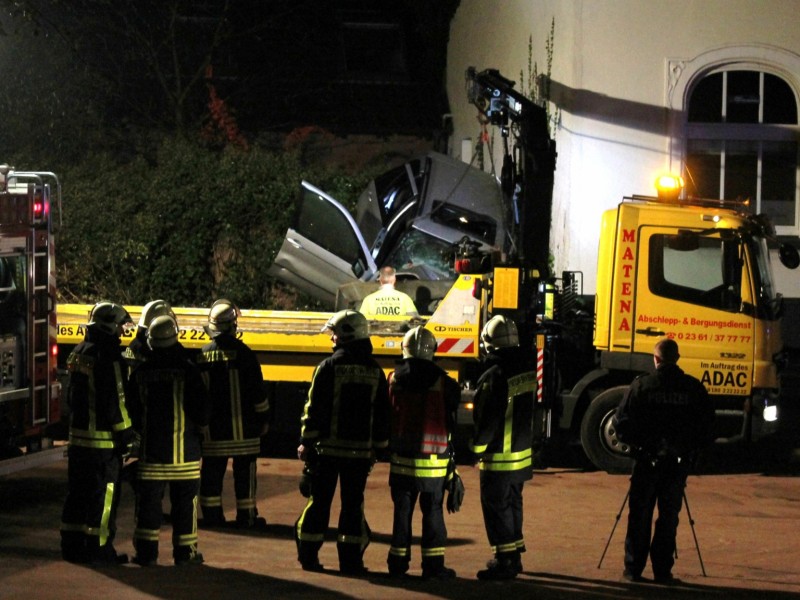 Ein tragischer Unfall in der Nacht zum Dienstag 06.11.2012 in Waltrop endet für vier Jugendliche im Krankenhaus – zwei waren eingeklemmt. Foto: Björn Jadzinski / WAZ FotoPool