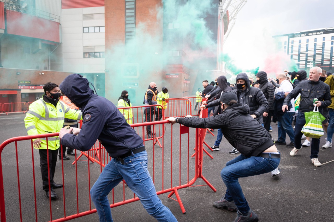 Die Fans hatten Zäune umgestoßen und Sicherheitspersonal überwunden, um sich Zutritt zum Stadion zu verschaffen.