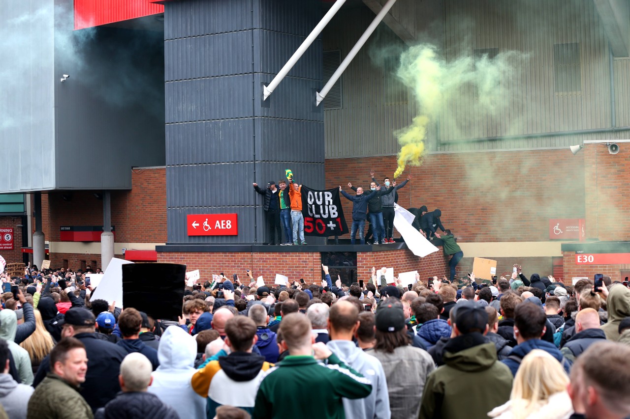 Tausende Fans versammelten sich rund ums Old Trafford, um gegen die amerikanischen Besitzer von Manchester United zu protestieren.