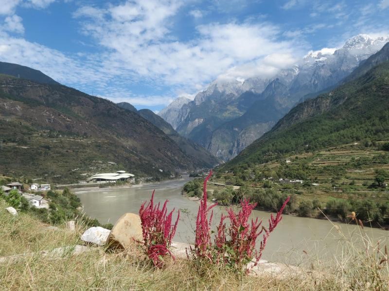 Imposant ist die Landschaft am Oberlauf des Mekong. Der Strom entspringt in den Bergen des Himalaya, erst einige hundert Kilometer südlich wird er touristisch richtig vermarktet.