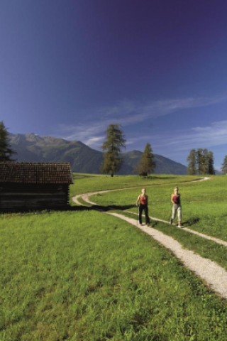 Tiefblauer Himmel begleitet die Wanderer auf ihrem Weg bei Mieming.