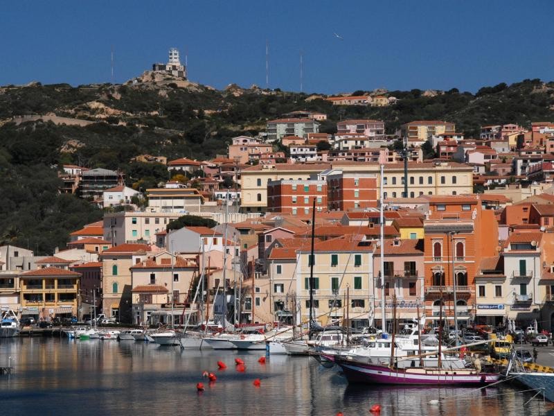 Mit der Fähre nur 15 Minuten von Sardinien entfernt: La Maddalena begrüßt Besucher mit einer hübschen Altstadt.