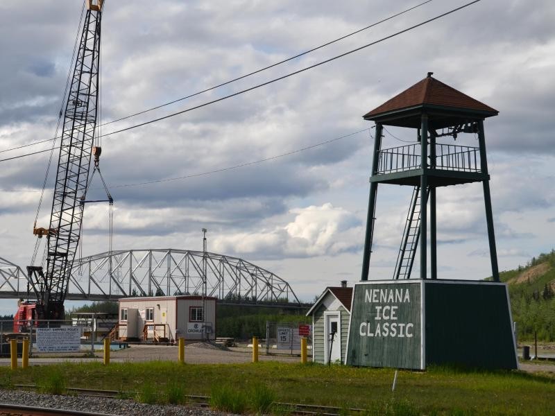 Nenana ist seit 100 Jahren Schauplatz der Ice Classic, einer Eiswette, bei der jeder darauf setzen kann, wann das Eis des Flusses Nenana bricht. Dann bricht ein Holzgestell auf dem Fluss ein und schlägt über einen Seilzug die Glocke in dem Holzturm an.