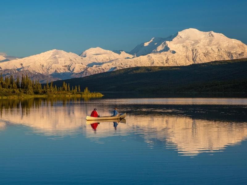 Spektakuläre Kulisse für Kanufahrer: Der Blick vom Wasser fällt auf den stark vergletscherten Denali, den höchsten Berg Nordamerikas.