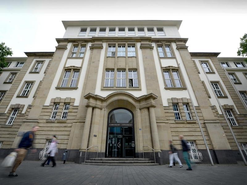 Passanten gehen am Landgericht Duisburg vorbei.