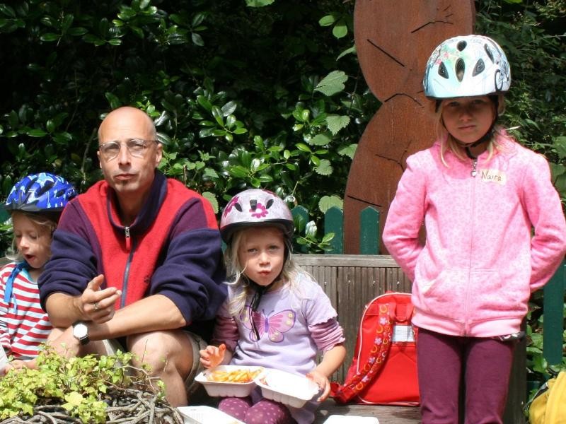 Carsten Hindenburg aus der Schweiz zeltet mit seinen drei Töchtern Naira, Chaya und Tanisha im Westen der Insel. Für eine kleine Stärkung geht es mit dem Rad ins Inseldorf.