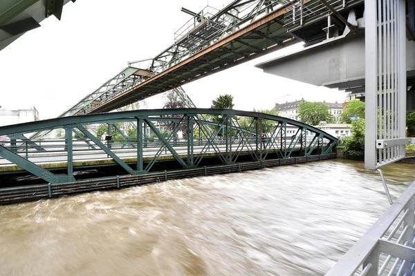 In Wuppertal schwappte die Wupper an der Schwebebahnhaltestelle Pestalozzistraße fast über. 