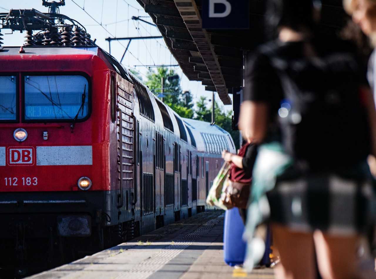 Die Nachfrage nach dem 9-Euro-Ticket ist in der NRW-Landeshauptstadt gesunken. (Symbolbild)