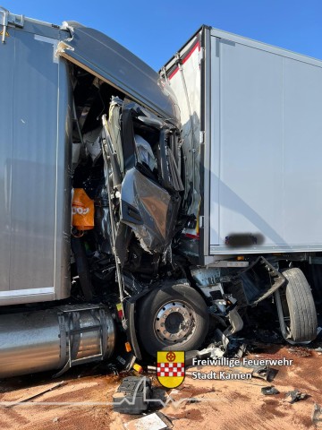 A2 in NRW: Vom Führerhaus dieses Lkw war nicht mehr viel übrig.