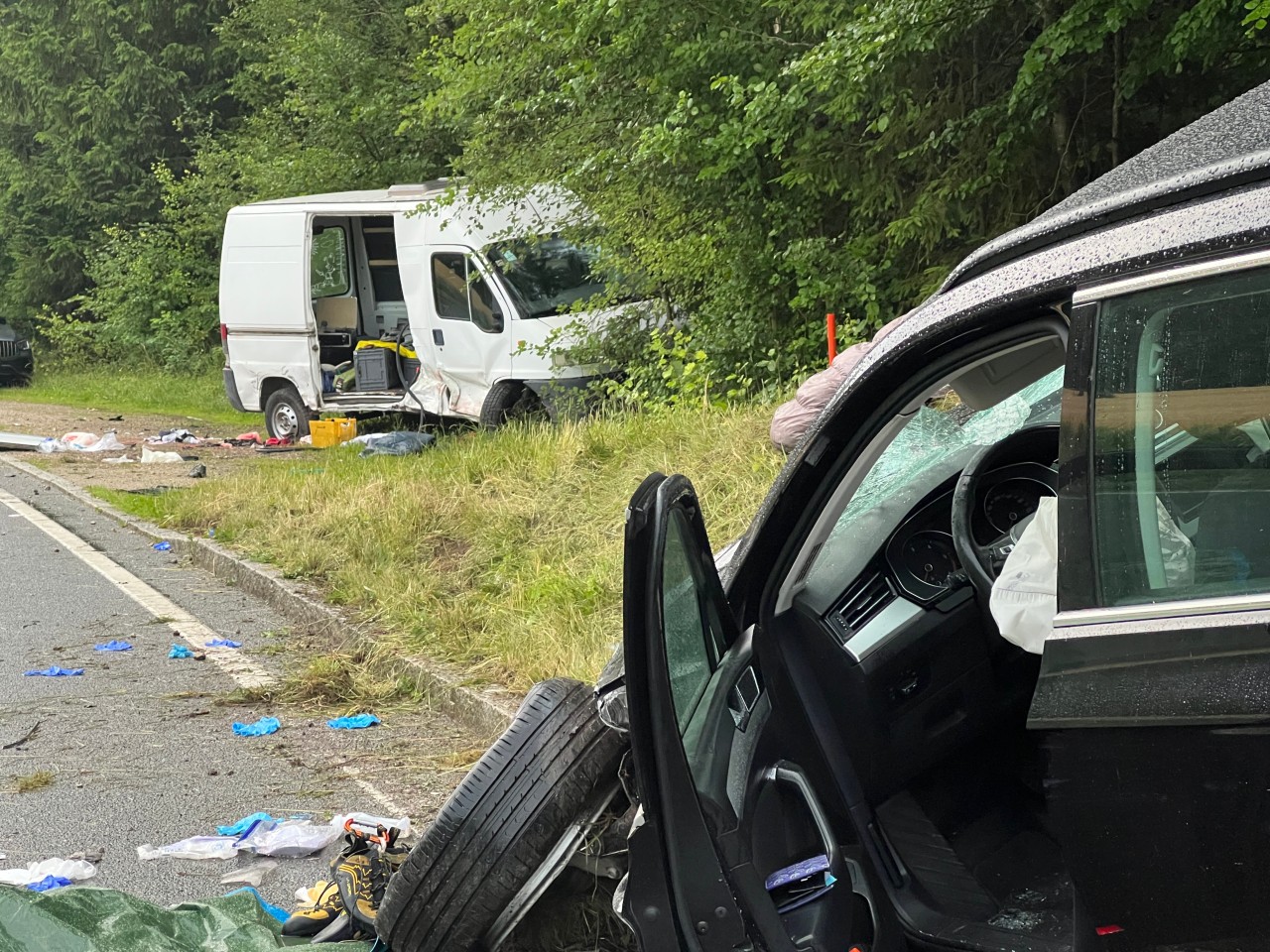 Bei einem schrecklichen Unfall in Bayern kommt ein Mensch ums Leben. 