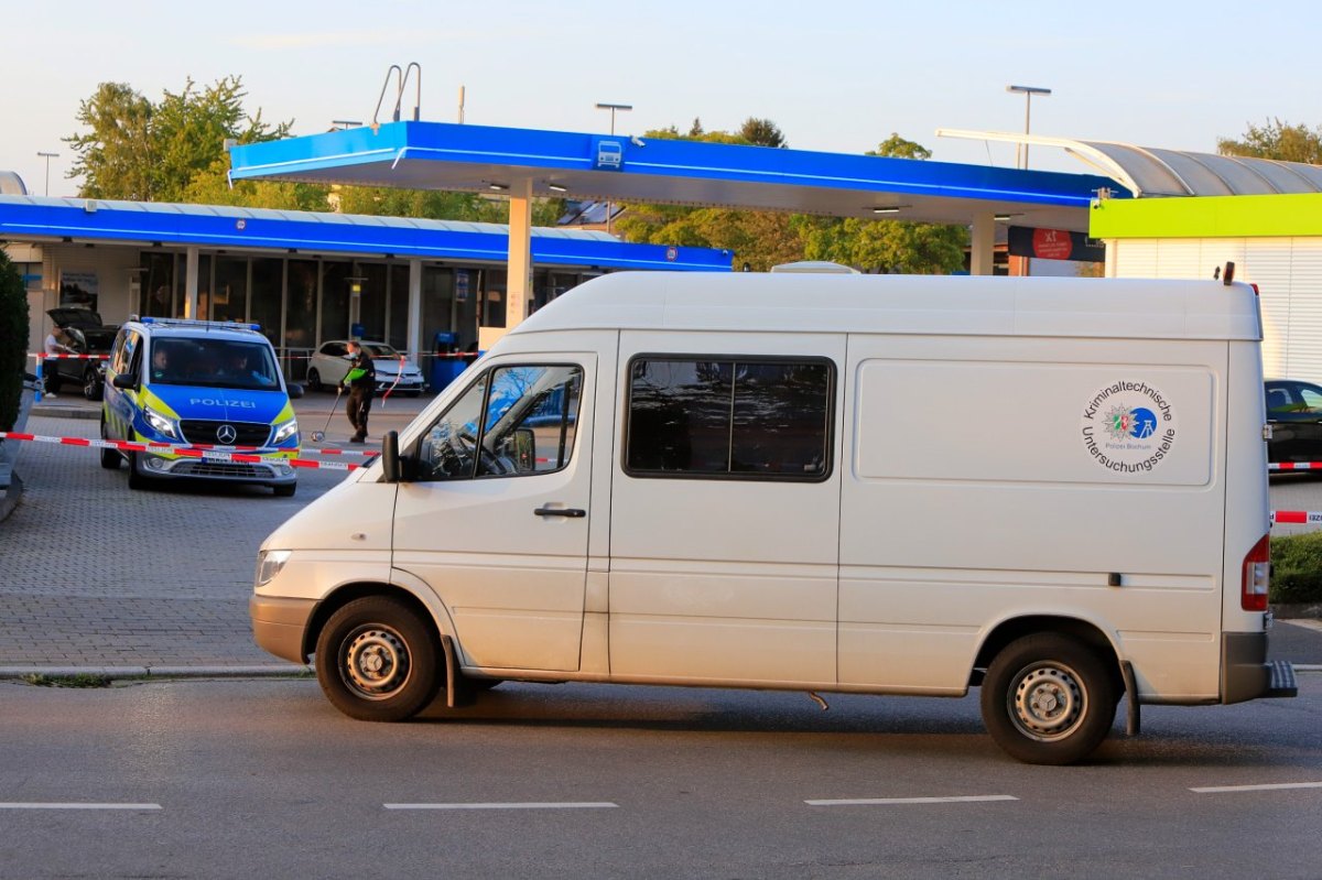 Bochum-Wattenscheid-Polizeieinsatz-Aral-Tankstelle.JPG