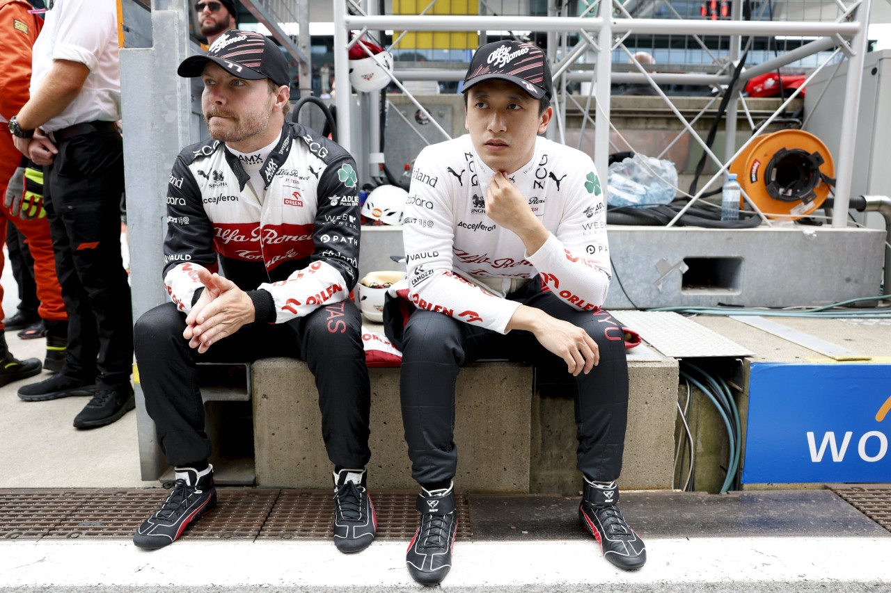 Muss Guanyu Zhou (r.) schon wieder um sein Cockpit bangen? Teamkollege Valtteri (l.) dürfte gesetzt sein.