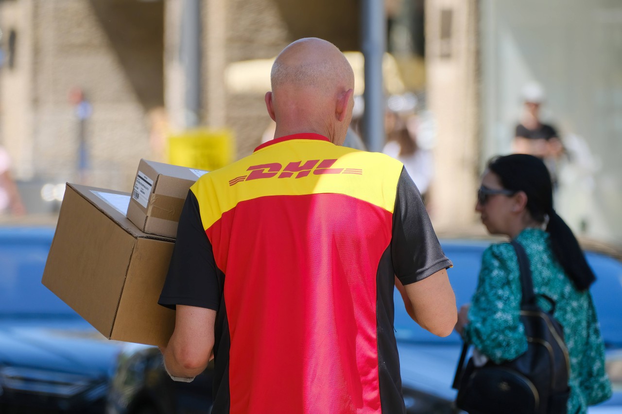 Du wartest auf ein Paket von DHL? Dann fall nicht auf DIESE Mail rein. (Symbolbild)