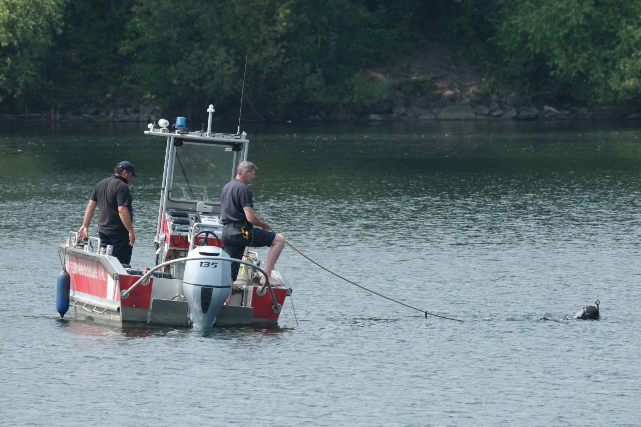 Duisburg: Die Feuerwehr hatte mit Tauchern nach dem Vermissten am Masurensee gesucht.