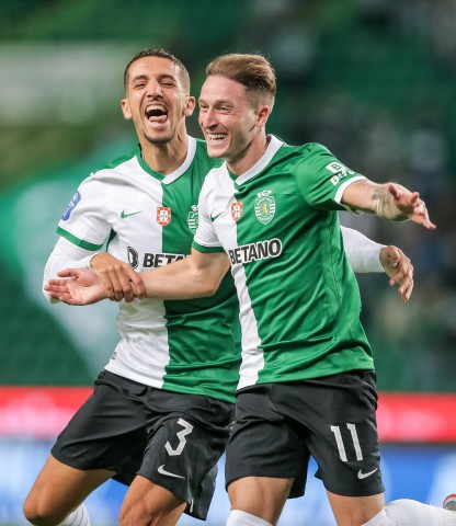 Zouhair Feddal (l.) ist beim FC Schalke 04 im Gespräch.