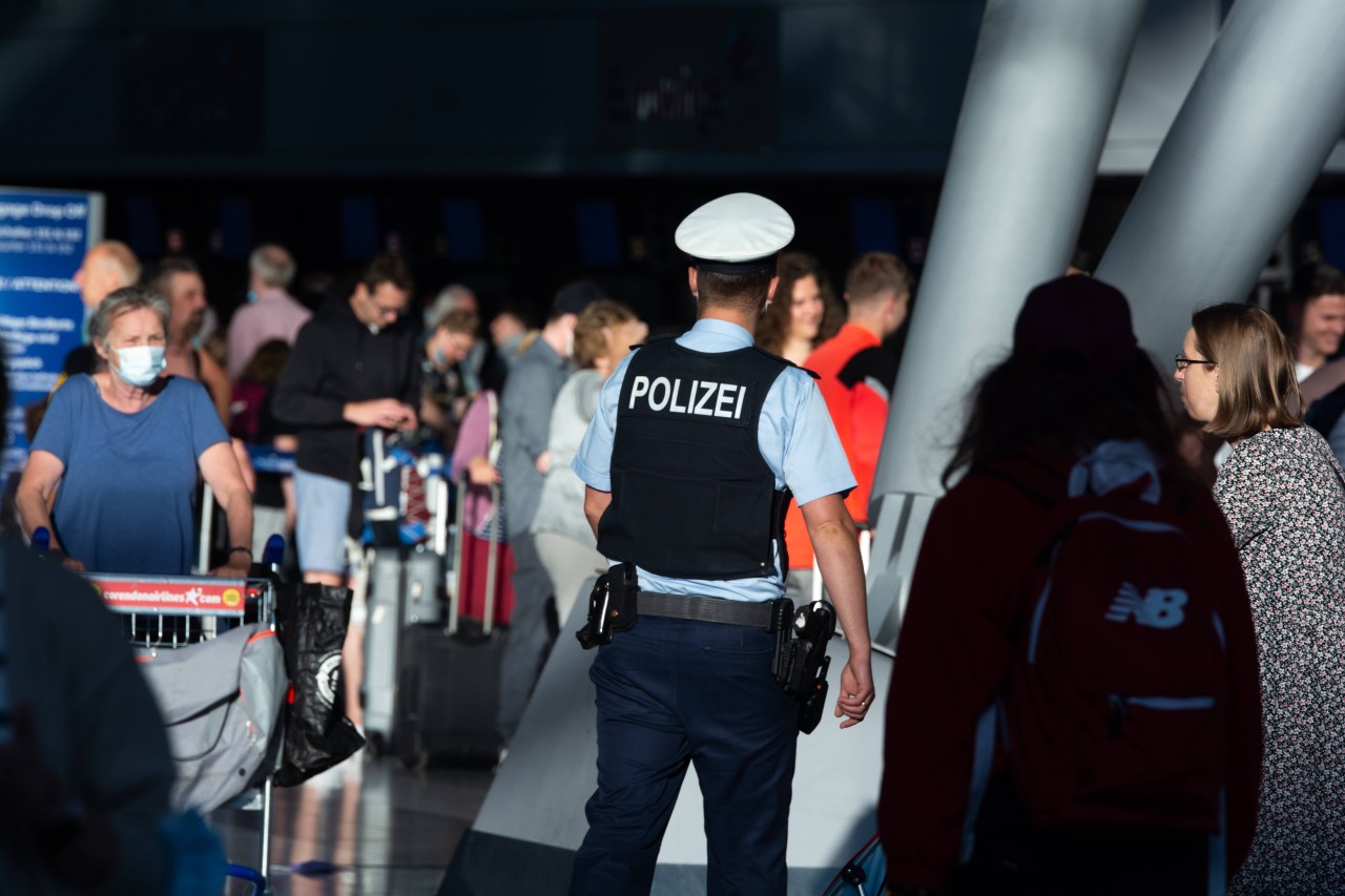 Flughafen Düsseldorf: Bei einer stichprobenartigen Ausreisekontrolle ist die Bundespolizei mal wieder fündig geworden. (Symbolbild)