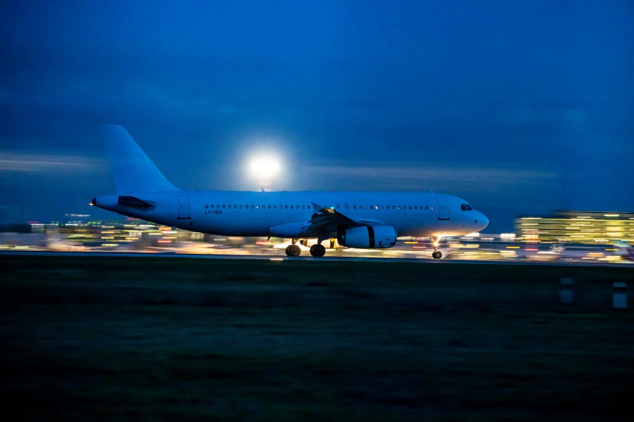 Flughafen Düsseldorf: Der Airport steht erneut in der Kritik: Denn nach wie vor landen viele Flieger nach 23 Uhr. (Symbolbild)