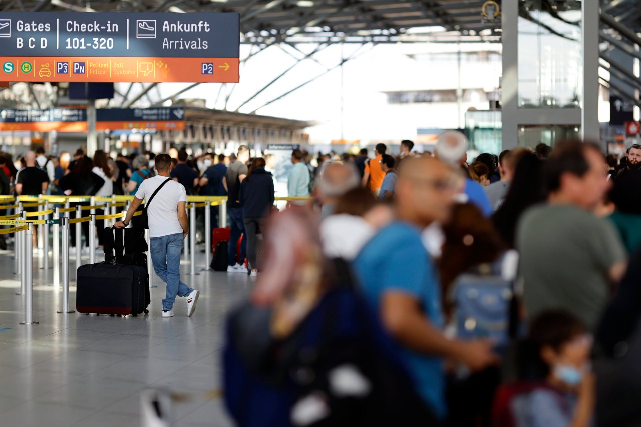 Bevor es zum Flughafen Köln/ Bonn geht, sollten Urlauber genug Zeit einplanen. (Symbolbild)