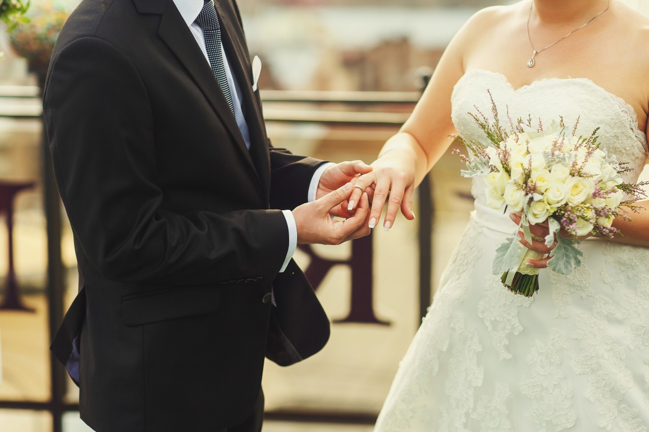 Hochzeit: Kurz nachdem ein Mann seiner Frau den Ring an den Fing gesteckt hat, ist die Braut tot. (Symbolbild)