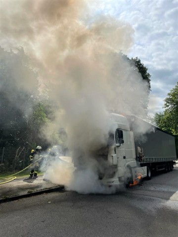 In Essen ist am Samstagmittag ein Lkw ausgebrannt.